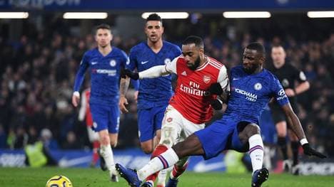 Antonio Rüdiger (re.) kommt im London-Derby mit seinem FC Chelsea nicht über ein Remis gegen Arsenal hinaus