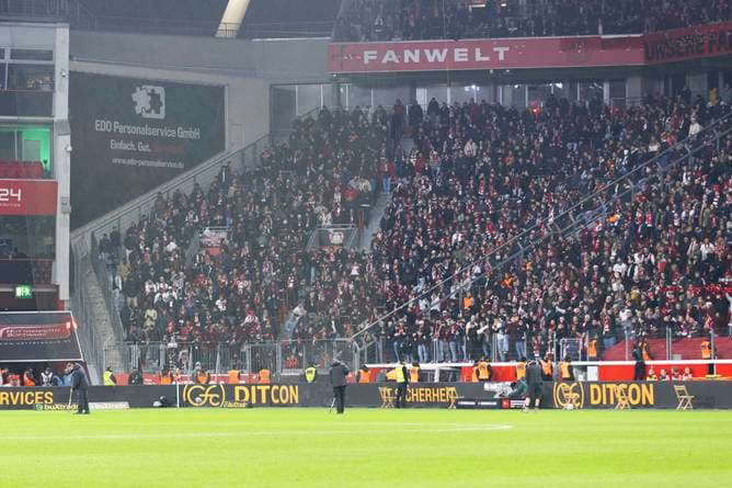 Fan-Boykott! Polizei dementiert Nacktkontrollen