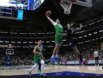 Trotz der 127:138-Niederlage der Dallas Mavericks gegen die Orlando Magic sorgt Cooper Flagg für Schlagzeilen. Der First Overall Pick liefert ein historisches Spiel ab und schreibt gleich mehrfach NBA-Geschichte.