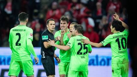 Schiedsrichter Robert Hartmann entschied in der Schlussphase auf Elfmeter für Mainz - sehr zum Ärger der Hannoveraner