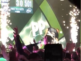 Charlie Menzies sorgt für den Eklat der Darts-WM-Geschichte. Im Vorfeld seines Tisch-Ausrasters gab es aber noch eine Szene, die man im TV kaum sehen konnte.