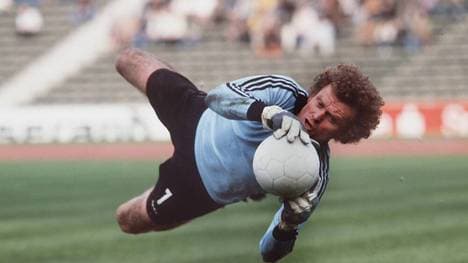 Bayern-Torhüter Sepp Maier versuchte auf dem Platz nicht nur Fußbälle zu fangen