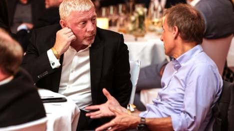 Boris Becker (l.) war beim Wiedersehen der Europameister von 1996 mit dabei und unterhält sich mit Jürgen Klinsmann