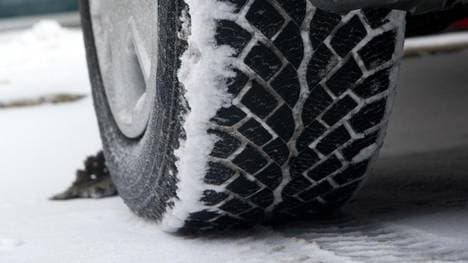 Auf schmalen Winterreifen lastet mehr Gewicht - sie drücken daher auch mehr Schnee beiseite