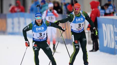 Arnd Peiffer (l.) übergibt an Stamm-Schlussläufer Simon Schempp