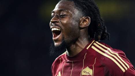 Manu Kone trägt das Trikot der AS Rom