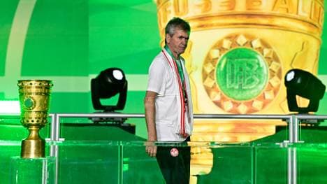 Friedhelm Funkel hat den Pokal als Trainer nie gewonnen