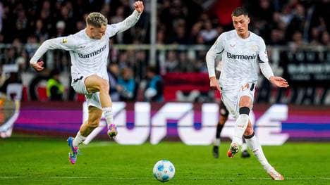 Wie bringt Bayer (im Bild: Florian Wirtz, Patrik Schick), angefangen beim Leverkusen Augsburg Tipp, die Saison zu Ende?