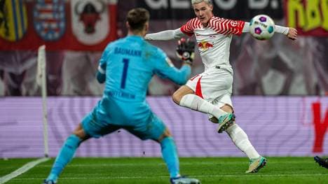 Leipzigs Benjamin Sesko gegen Hoffenheims Oliver Baumann.