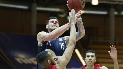 Bogdan Radosavljevic (o.) hat seinen Vertrag verlängert