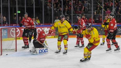 Die DEG (in gelb) durfte sich gegen die Haie über einen Sieg freuen
