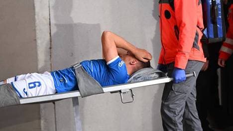 Grischa Prömel von der TSG Hoffenheim wurde verletzt vom Platz getragen