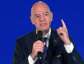 Gianni Infantino nutzt die Auslosung für die anstehenden WM-Playoffs, um noch einmal richtig für Stimmung zu sorgen. Für den FIFA-Präsidenten sei das Turnier mit 104 Super Bowls gleichzusetzen.