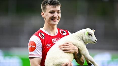 Bryne-Spieler Axel Kryger mit seinem "Preis"