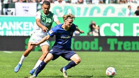 Kiels Torschütze Therkelsen im Duell mit Fürths Dietz