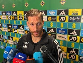 Oliver Baumann bewertet nach dem DFB-Sieg in Nordirland seine eigene Leistung und äußert sich anschließend zur Torhüterdiskussion in Deutschland.