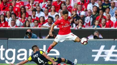 Franco Cervi (rot) erzielte das entscheidende Tor für Benfica Lissabon