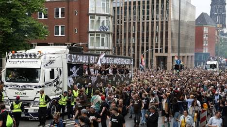 Meisterparty in St. Pauli mit Demo für Demokratie