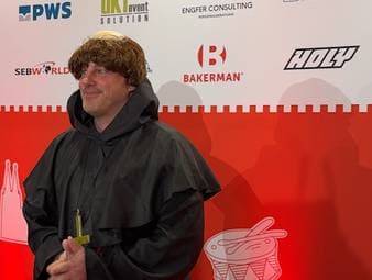 Fünfte Jahreszeit im Rheinland. Passend dazu werfen sich die Profis vom FC für die Karnevalssitzung ordentlich in Schale.