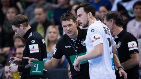 Bundestrainer Christian Prokop und Patrick Groetzki beim Testspiel gegen Island