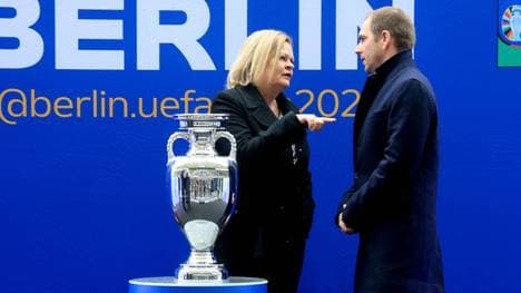Innenministerin Nancy Faeser bei einem Termin mit EM-Turnierdirektor Philipp Lahm