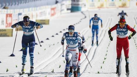 Jonna Sundling (v.) gewinnt den WM-Klassiksprint in Oberstdorf