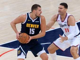 Nuggets-Trainer David Adelman lobt die Leistung von seinem Spieler Nikola Jokić nach dem 142:138-Sieg gegen die Minnesota Timberwolves. Jokić erzielte ein 56-Punkte-Triple-Double und führte das Team zum Overtime-Sieg.