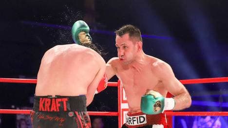 Felix Sturm (r.) besiegte in Hamburg James Kraft