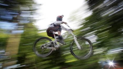 Ein Mountainbiker fährt im Wald: Die Auswahl der Strecken ist so groß, dass jeder die Herausforderung für sein individuelles Können findet
