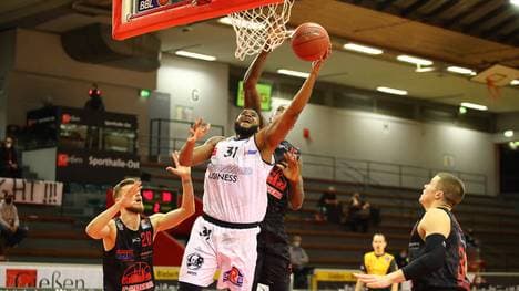 Joseph Lawson (Niners Chemnitz) zieht zum Korb