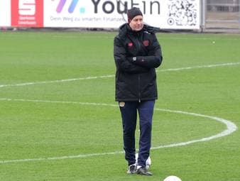 Bayer 04 Leverkusen befindet sich gerade in einer Krise: die Ergebnisse stimmen gar nicht. Der Sportgeschäftsführer Simon Rolfes spricht klar über die Ziele. 