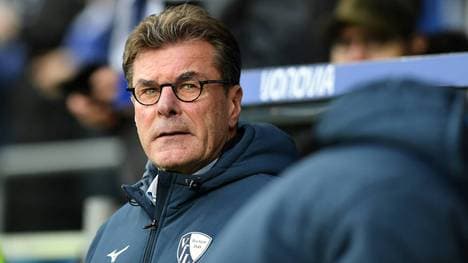 Dieter Hecking schaut kritisch