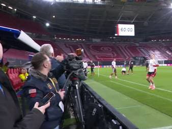 Aleksandar Pavlovic trifft im DFB-Abschlusstraining vor dem entscheidenden WM-Qualifikationsspiel gegen die Slowakei fast einen Kameramann - und Bundestrainer Julian Nagelsmann zaubert. 