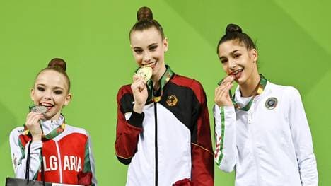 Darja Varfolomeev (m.) gewinnt die Goldmedaille