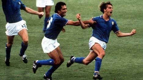 Claudio Gentile versucht Marco Tardelli vergebens nach dessen Treffer zum 2:0 gegen Deutschland zu stoppen