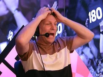 Der Kenianer David Munyua sorgt in der ersten Runde der Darts-WM 2026 für eine der größten Sensationen der WM-Geschichte. Die SPORT1-Kommentatoren Basti Schwele und Robert Marijanovic reagieren auf den Coup.