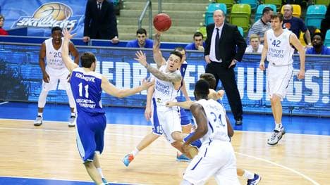 Konstantin Klein (M.) von den Fraport Skyliners spielt im Duell mit BC Enisey Krasnojarsk einen Pass auf Mike Morrison (v.)