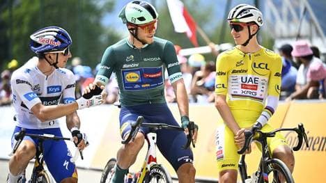 Jonathan Milan (M.). gewann bei der Tour de France 2025 das Grüne Trikot, Tadej Pogacar (r.) holte das Gelbe Trikot