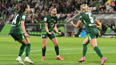Die Wölfinnen jubeln über den Führungstreffer