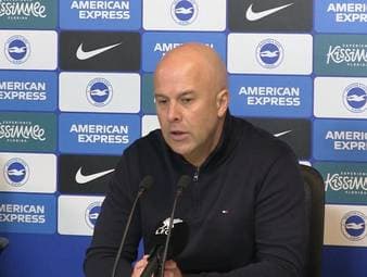 Liverpool-Trainer Arne Slot ist nach der Niederlage gegen Brighton sichtlich niedergeschlagen – auch aufgrund der aktuellen Verletzungen bei den Reds.