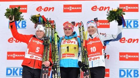Tora Berger, Gabriela Soukalova und Kaisa Mäkäräinen (v.l.) bei der Siegerehrung nach der Verfolgung in Ruhpolding im Januar 2014