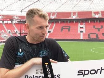 Lukáš Hrádecký erhält gemeinsam von SPORT1 und Polarweiss die "Weisse Weste" für die meisten Zu-Null-Spiele in der vergangenen Bundesliga-Spielzeit. Im Vorfeld des Spitzenspiels gegen Rekordmeister Bayern München spricht der Leverkusen-Kapitän über die Vorfreude auf das Spiel.