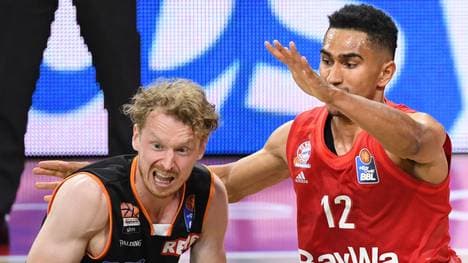 Ratiopharm Ulm (l.: Per Günther) besiegte überraschend den FC Bayern