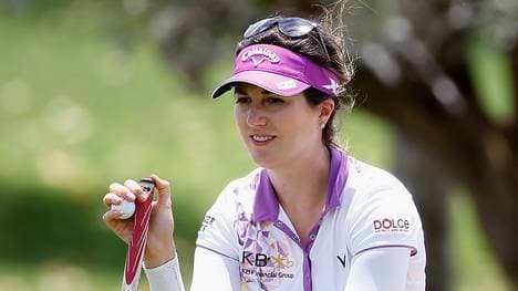 Sandra Gal studiert das Grün beim LPGA-Turnier auf Hawaii