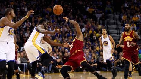 Draymond Green (2. v. l.) stoppte LeBron James (M.) unsauber