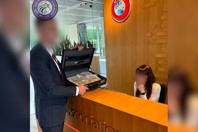 Geldkoffer in UEFA-Zentrale! Fan-Wut bei Glasner-Klub