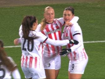 Die Frauen des SC Freiburg schlagen spät zu und gewinnen gegen Bayer 04 Leverkusen. Jokerin Tessa Blumenberg stoppt die Freiburger Negativserie.