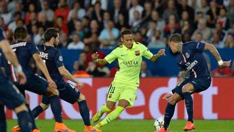 Neymar vom FC Barcelona gegen Spieler von Paris St. Germain