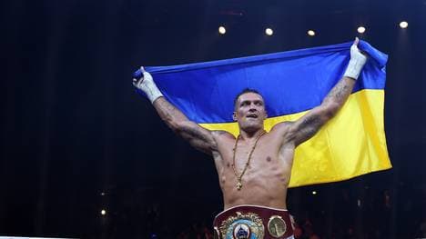 Alexander Usyk sicherte sich die erstmals vergebene Ali-Trophy im Cruisergewicht