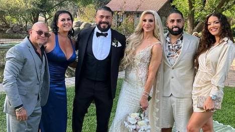 Für die Hochzeit von Andrade El Idolo und Charlotte Flair legte Rey Mysterio (l.) die Maske ab